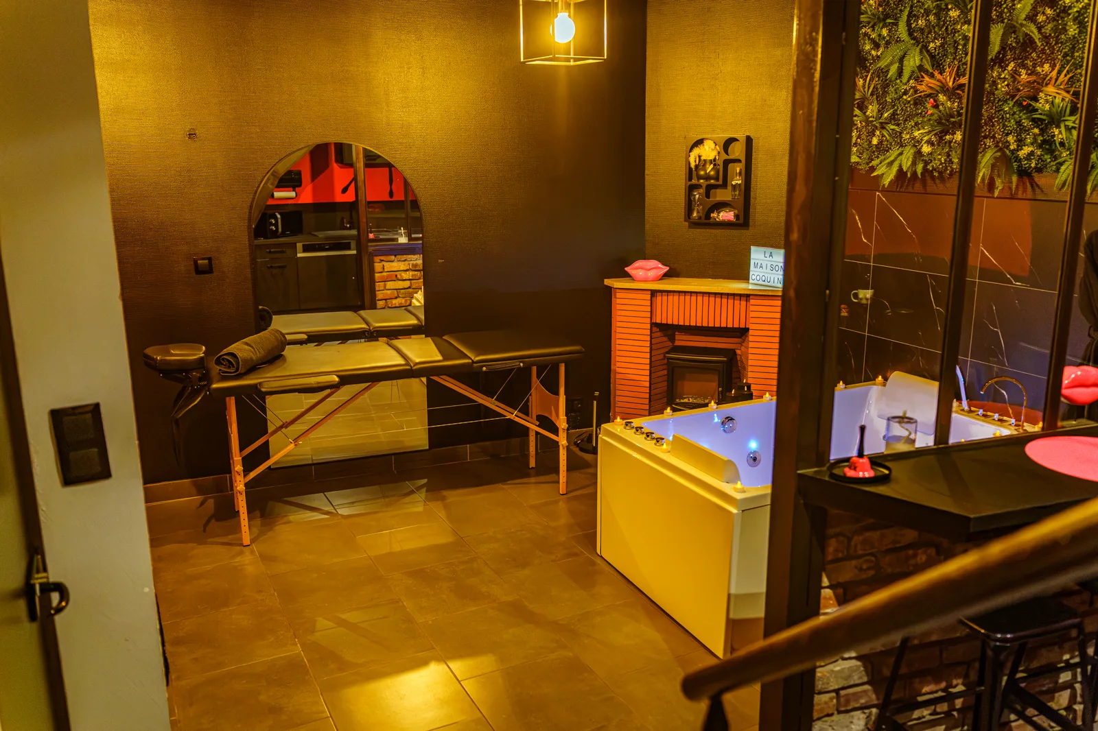 Table de massage près de la cheminée