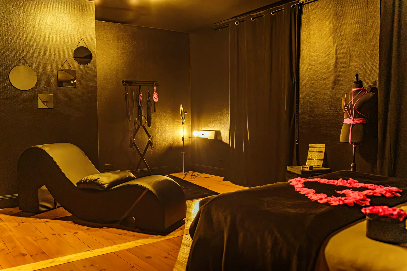 Fauteuil tantra et coin dédié de la suite