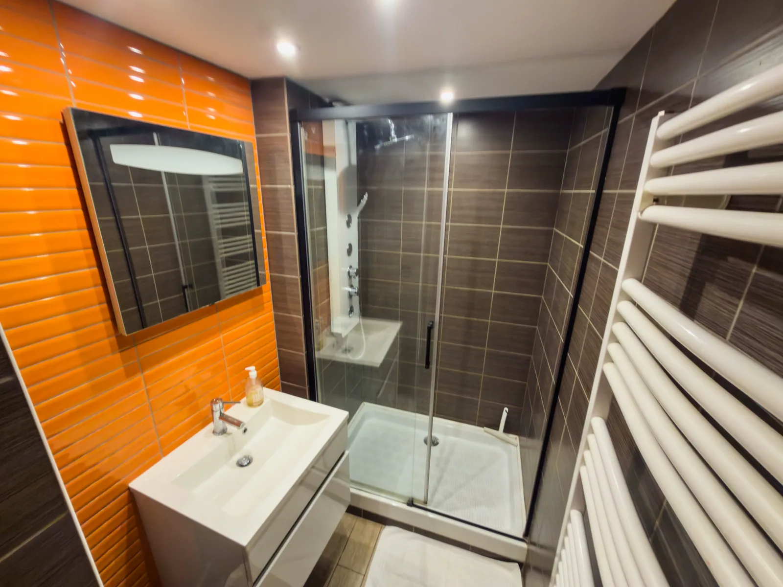 Salle de bain avec douche à l'italienne