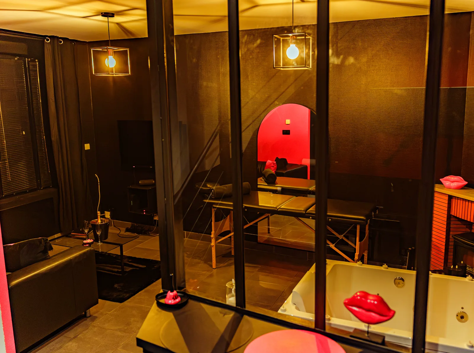 Vue d'ensemble : salon, espace bain et verrière