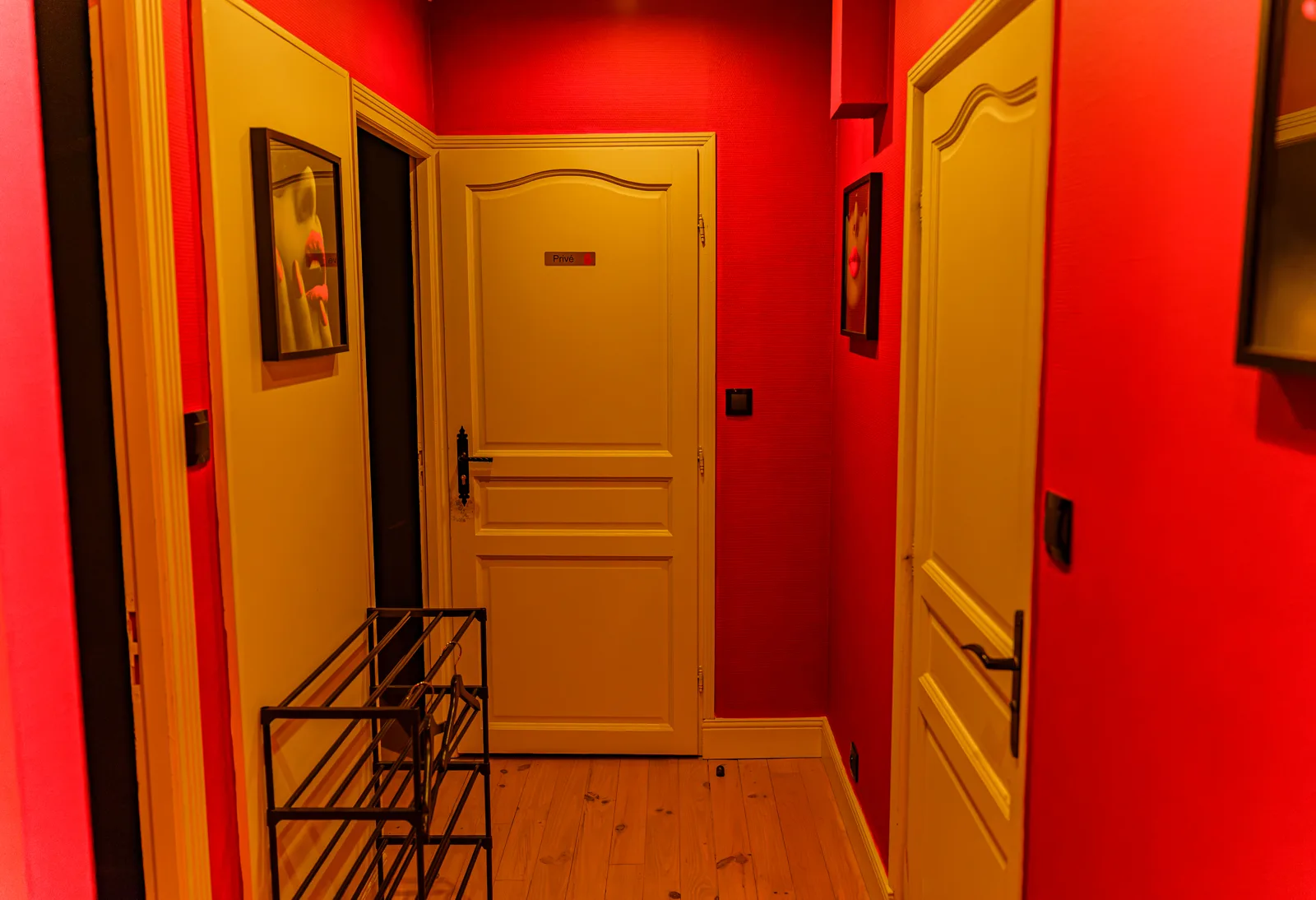 Le couloir d'entrée et son accès discret