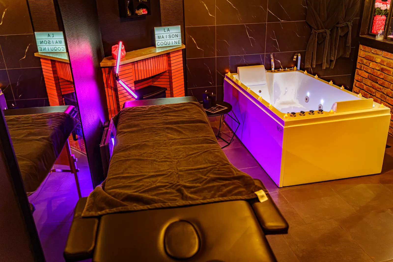 Table de massage et bain à remous illuminé