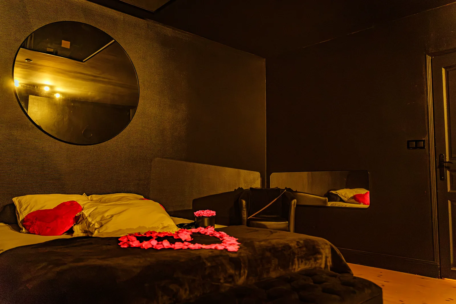 La suite : lit king size et fauteuil tantra